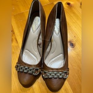 Dexflex wedges, faux leather brown with chain detail